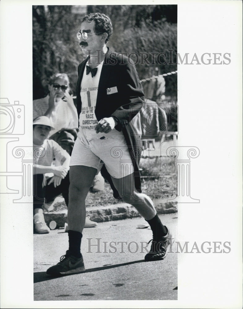 1989 Press Photo Boston Marathon brings out the eccentric as this Marx lookalike - Historic Images