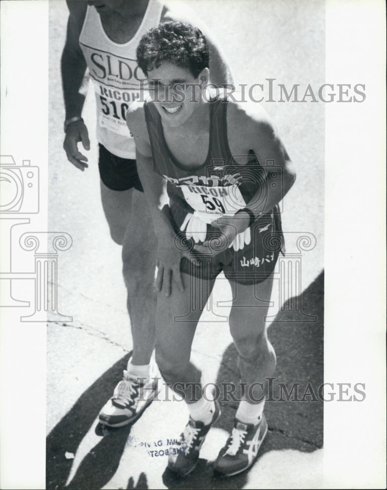 1989 Press Photo Tadashi Saito Japan finish line Boston Marathon - Historic Images