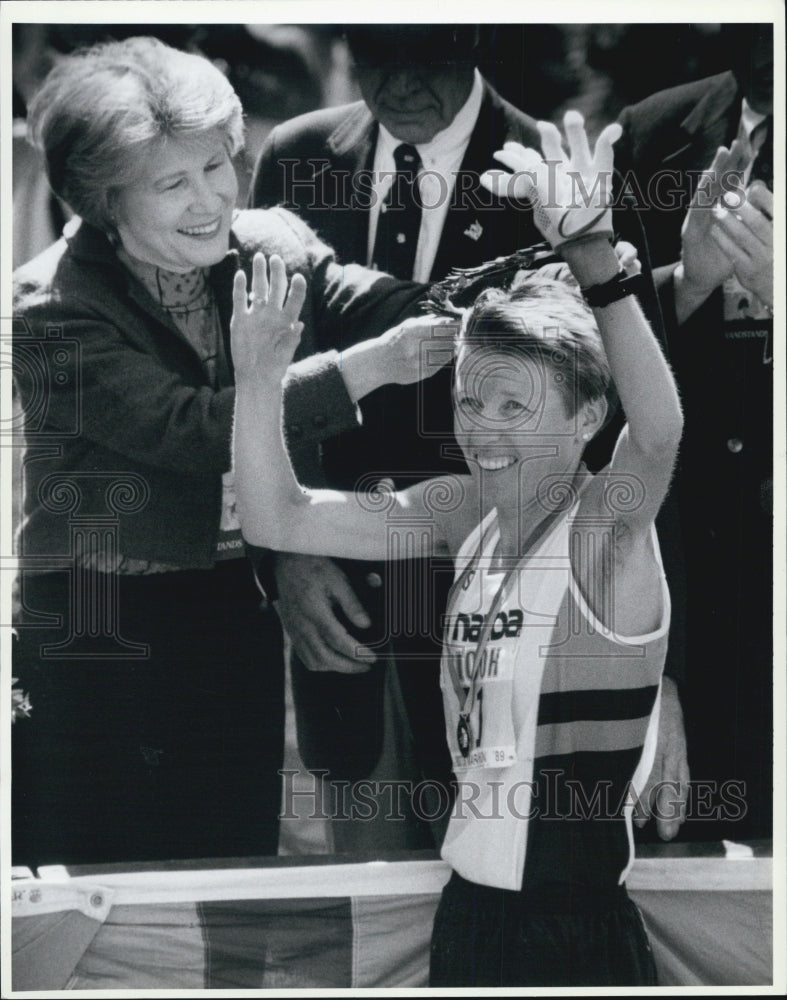 1989 Press Photo Women&#39;s winner Ingrid Kristiansen Boston Marathon wreath - Historic Images