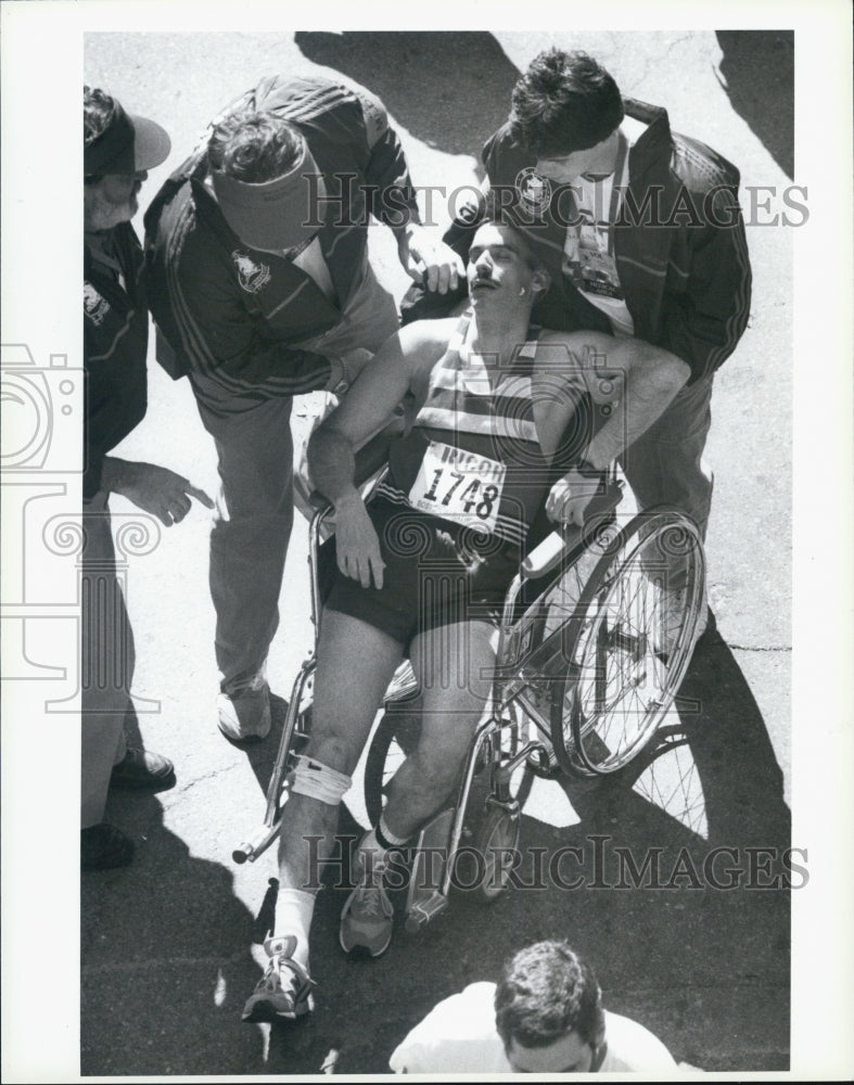 1989 Press Photo Boston Marathon Collapsed Runner Bryan Tetreault In Wheelchair - Historic Images