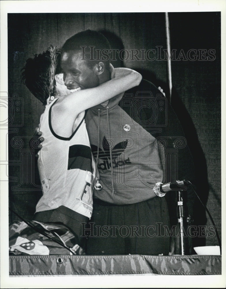 1988 Press Photo Boston Marathon Winners Hug Ibrahim Hussein Posa Mota - Historic Images