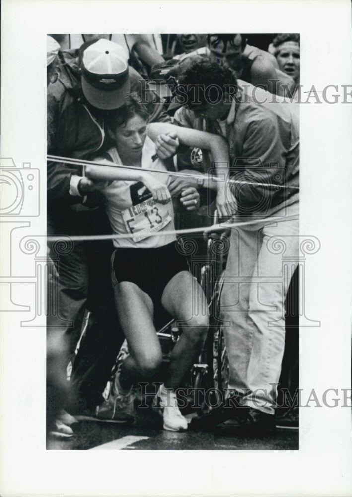 1988 Press Photo Boston Athletic Association workers aid a runner - Historic Images