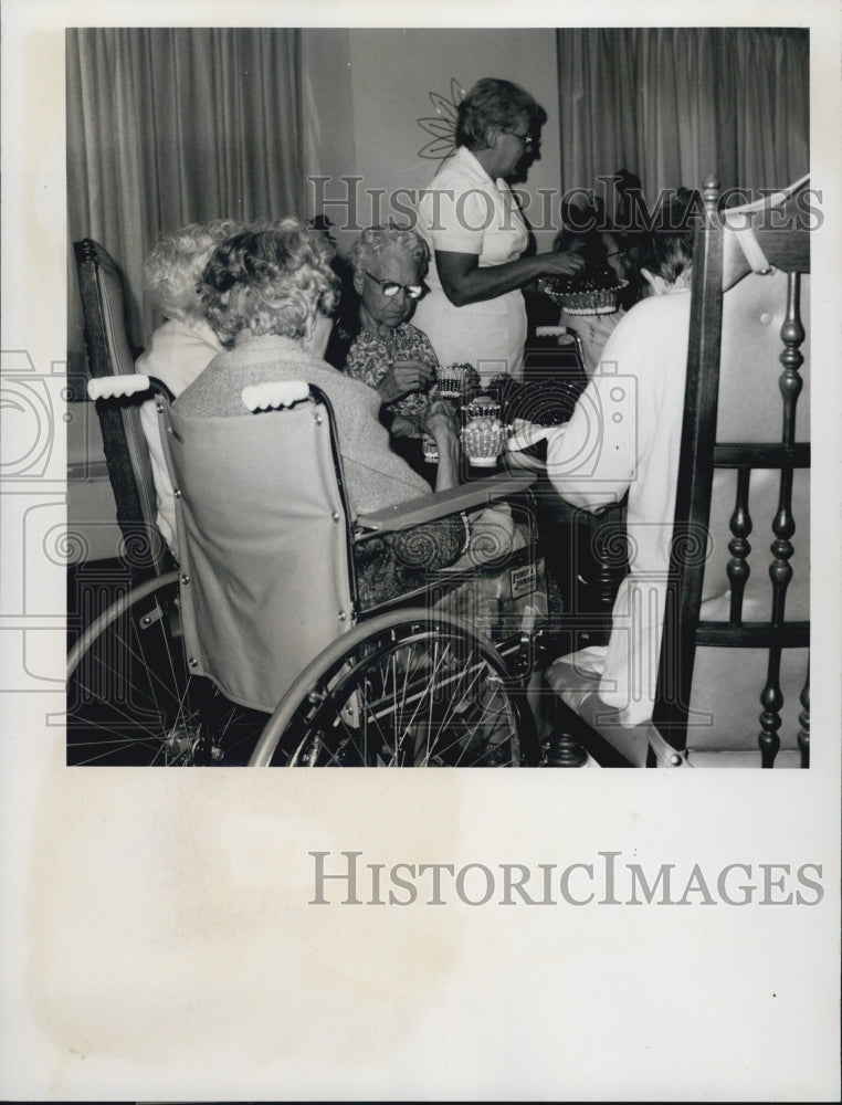 1975 Asbury Towers Residents Taking Arts And Crafts Class - Historic Images