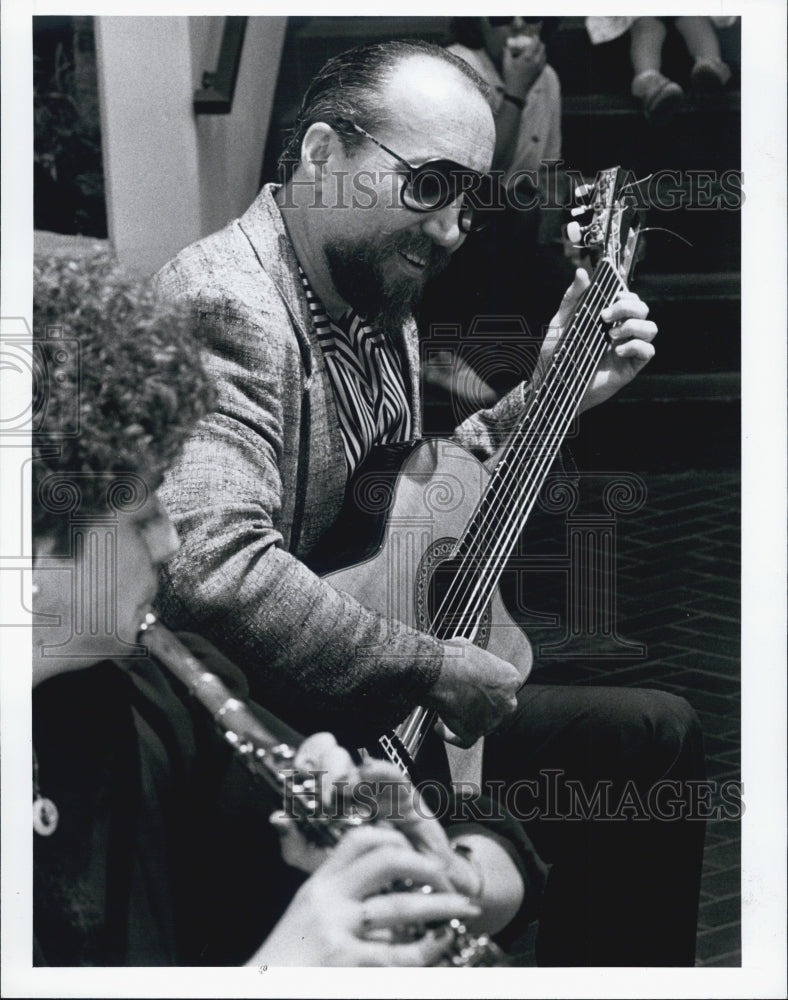 1990 Press Photo Plaza Courtyard Concert Michael Florio Vera Ginsburg Performing - Historic Images