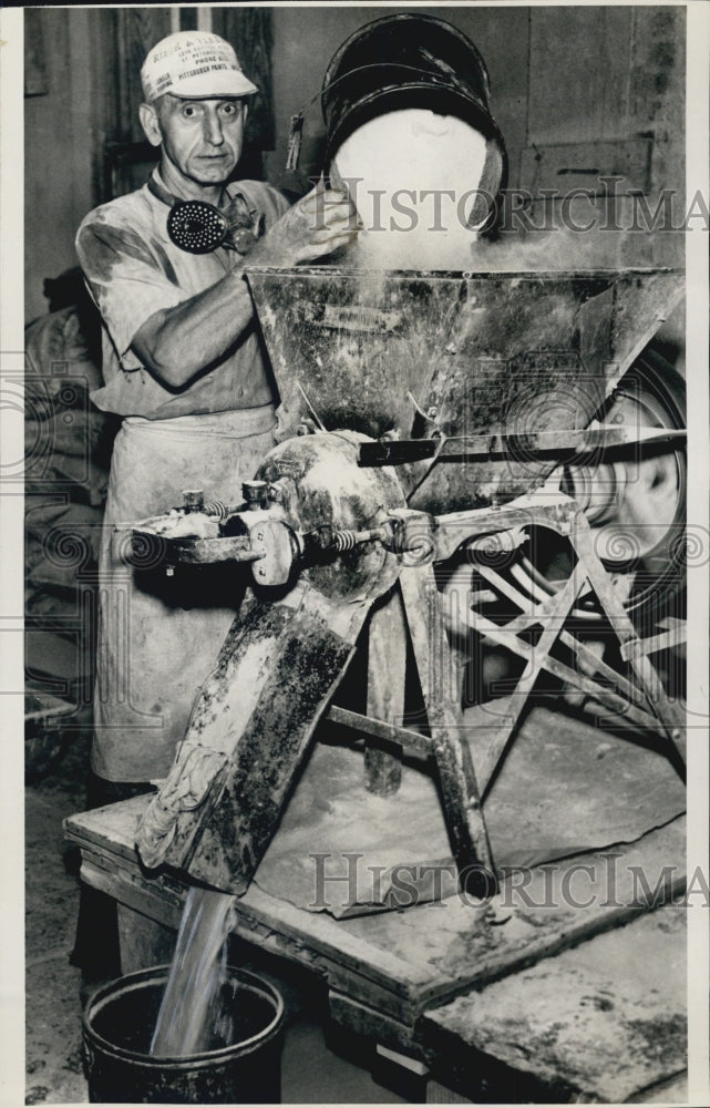 Press Photo Worker John Miller - Historic Images