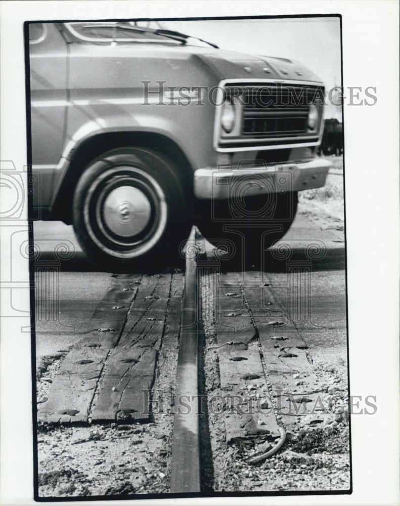 1985 Press Photo van crosses railroad tracks - Historic Images