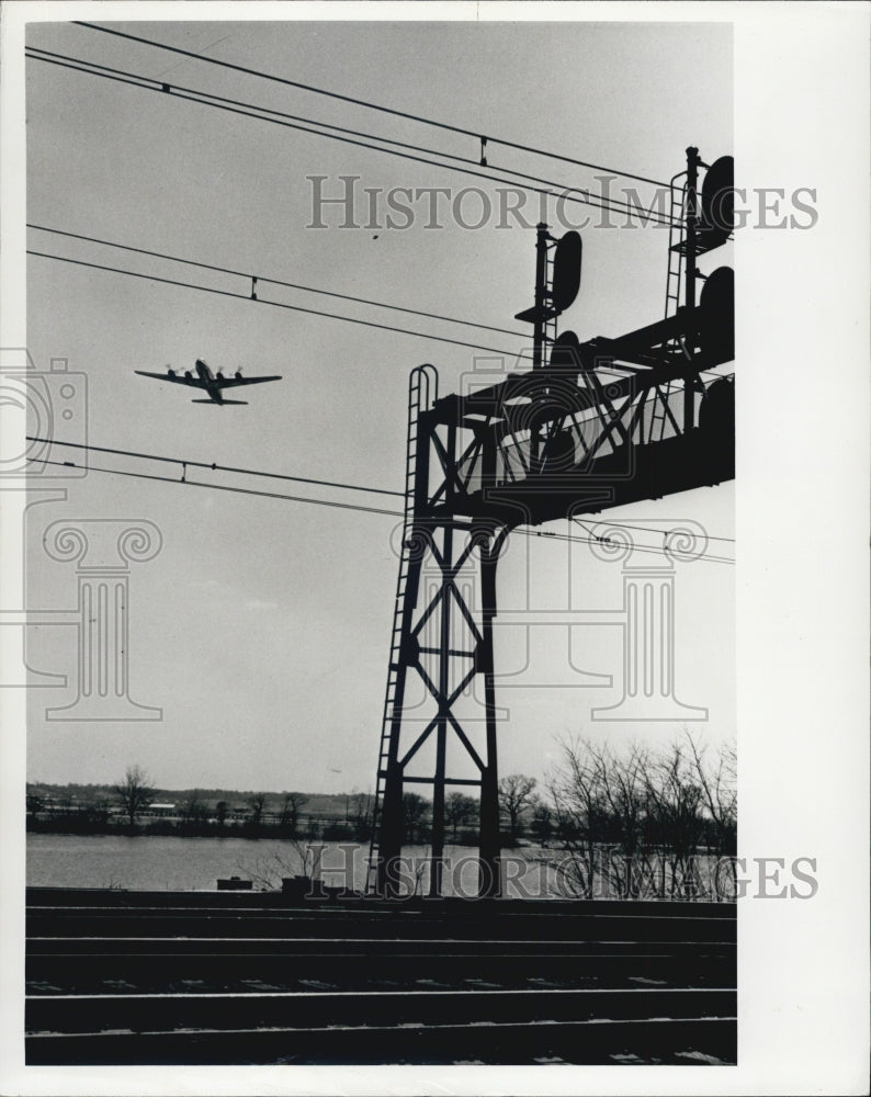 1965 Press Photo Power lines of modern electrified railroad track system - Historic Images