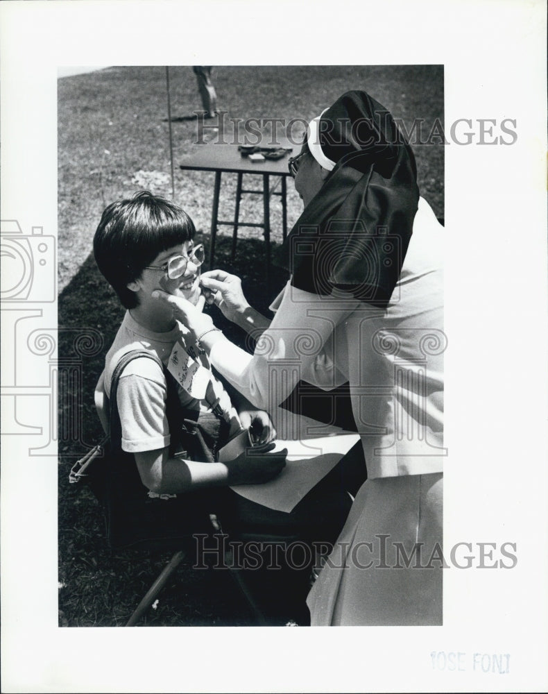 1983 Press Photo Sister Rose Marie clown face Suzy Schalow Very Special Arts - Historic Images