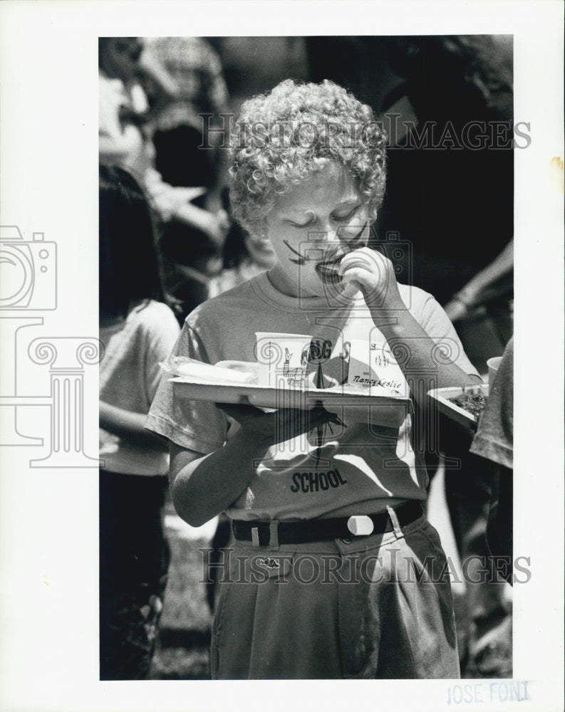 1983 Press Photo Nancy Leslie snacks Very Special Arts Festival Exceptional - Historic Images