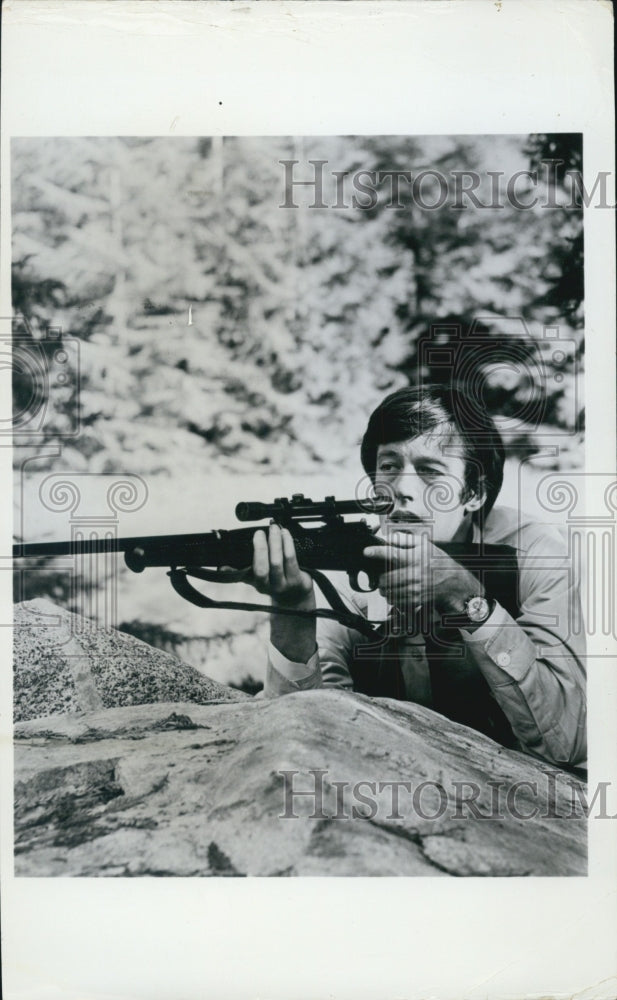 1967 Actor Peter Fonda Scene With Rifle Sight - Historic Images