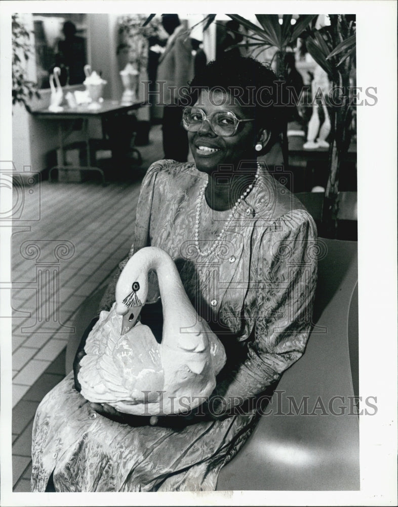 1987 Press Photo Black Artists On Parade Display Catherine Jones With Swan - Historic Images