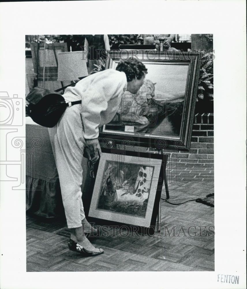 1986 Press Photo Handmade America Show Clearwater Mall Woman Looking At Painting - Historic Images