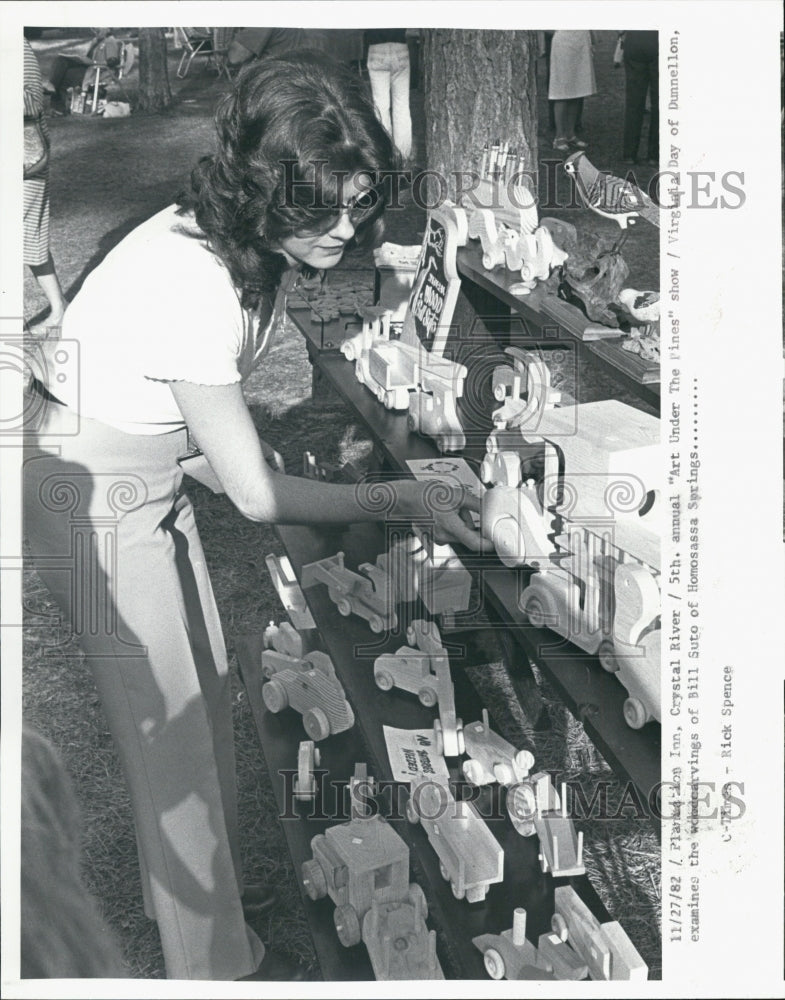 1982 Press Photo artists Under the Pines art show Virginia Day woodcarvings - Historic Images