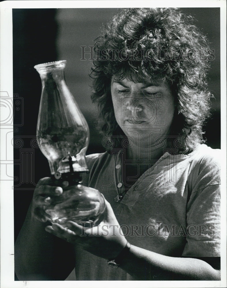 1988 Press Photo Gulfport and Art Harvest Lynda Hamilton Examines Antique glass - Historic Images