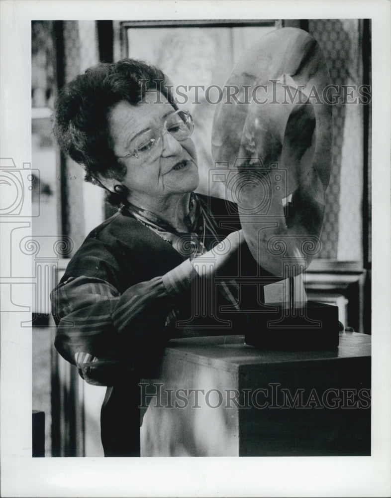 1986 Press Photo Judge Pauline Pbrentz Italian Alabastel Sculpture by Dorothy - Historic Images