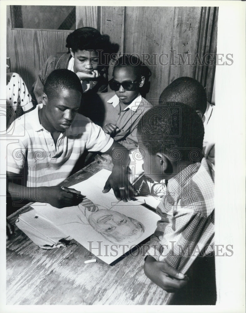 1988 Press Photo Peter Howard sketches former Mayor Harold Washington - Historic Images