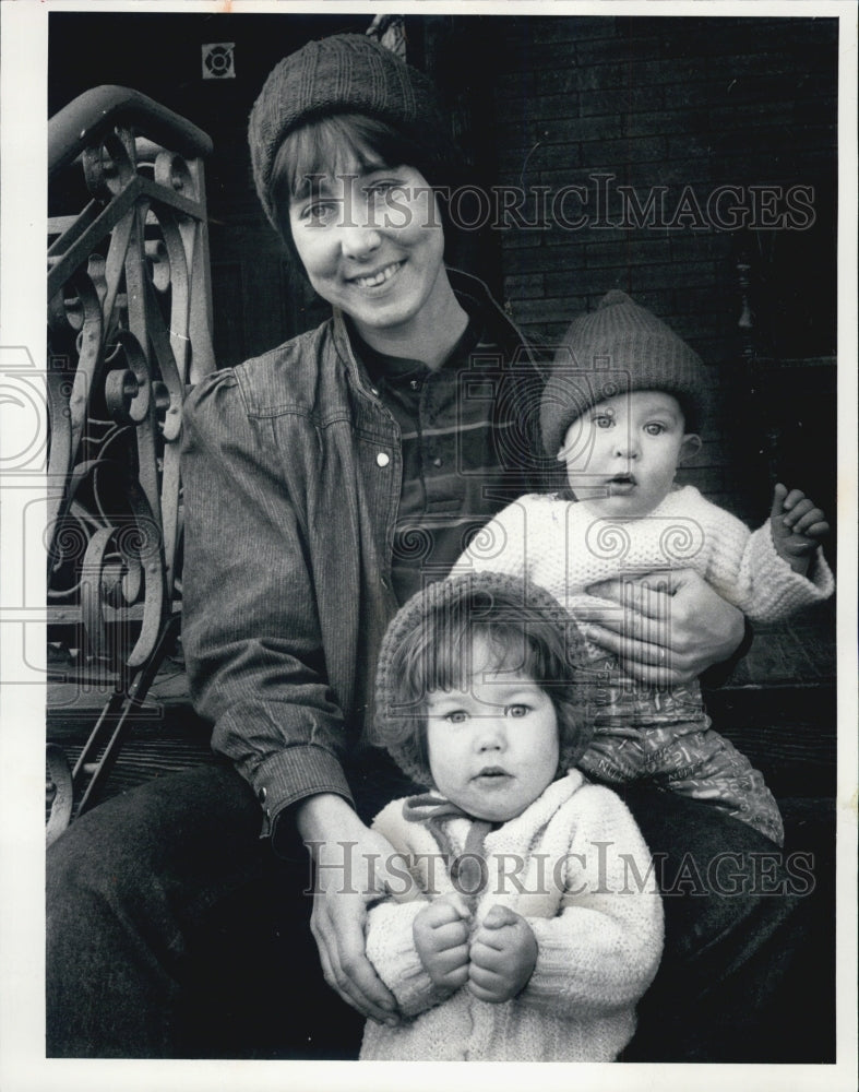 1985 Press Photo Chicago Female Firefighter Lauren Howard With Children - Historic Images