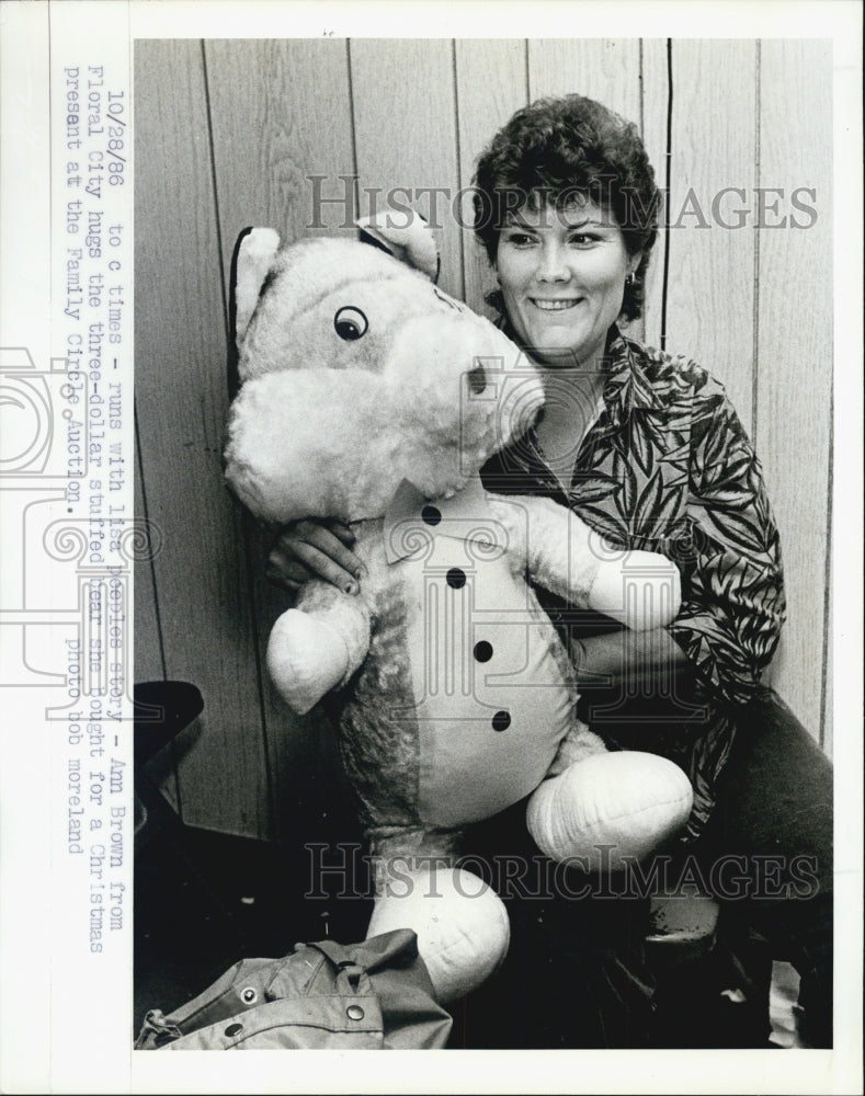 1986 Press Photo Ann Brown Hugging Large Stuffed Bear From Family Circle Auction - Historic Images