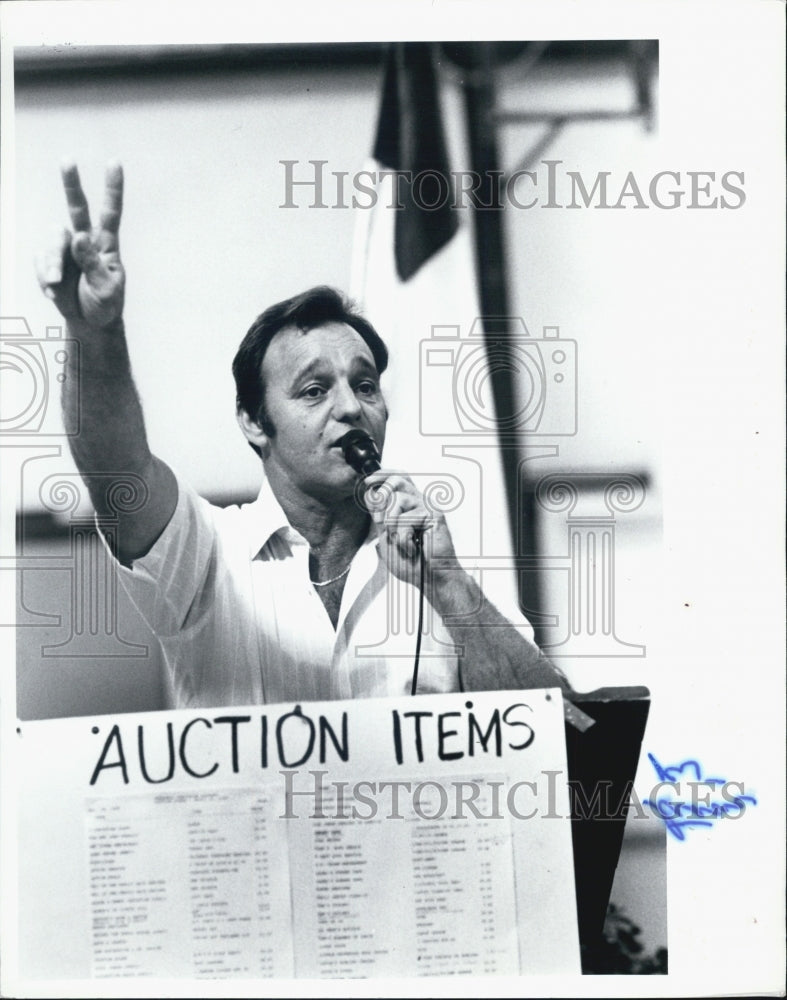 1988 Press Photo Jerry Cornwell Hernando Christian School auction flea market - Historic Images