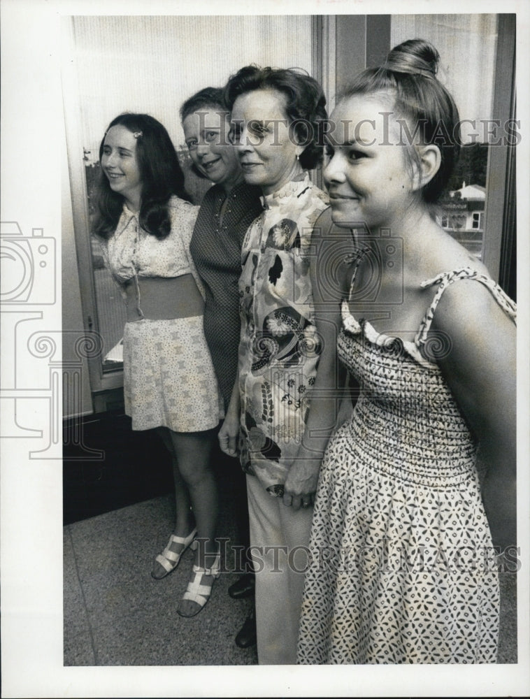 1973 Press Photo Anchor Club members Northeast High School Pilot Club Mother - Historic Images