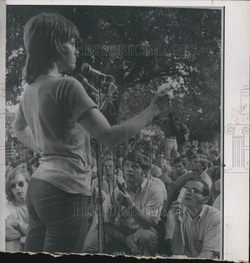 Press Photo Actress Activist Jane Fonda Speaking At Demonstration - Historic Images