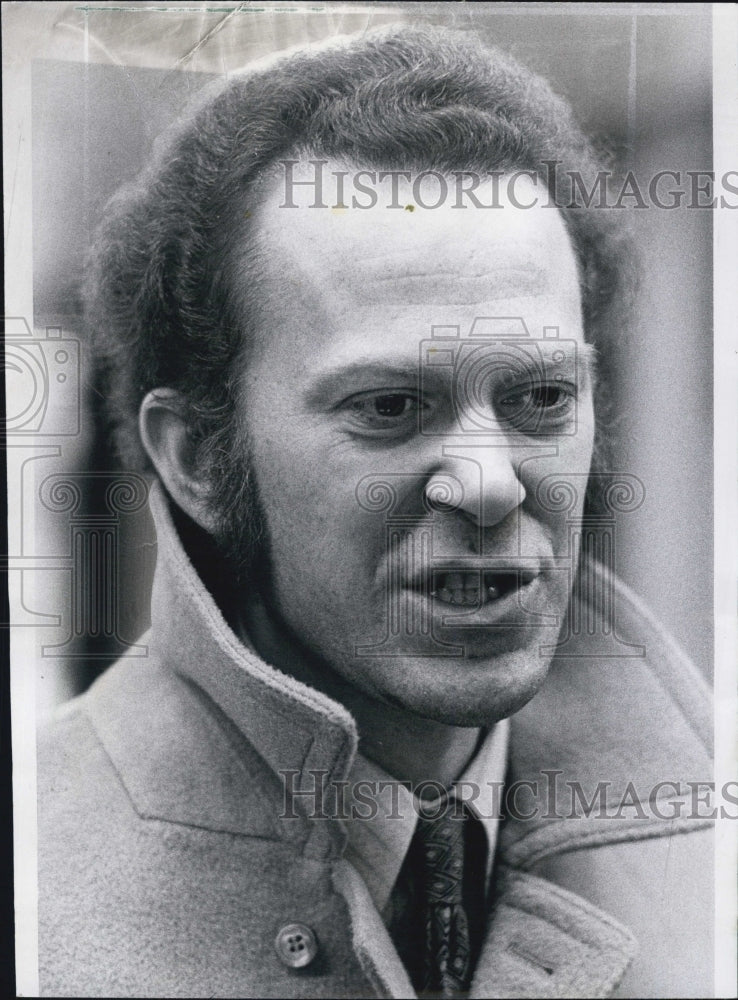 1970 Stephen B. Hrones at O&#39;Hare Airport lawyer - Historic Images