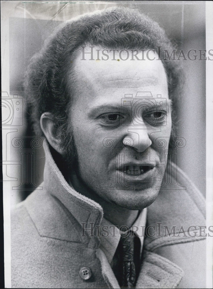 1970 Stephen B. Hrones at O'Hare Airport lawyer - Historic Images