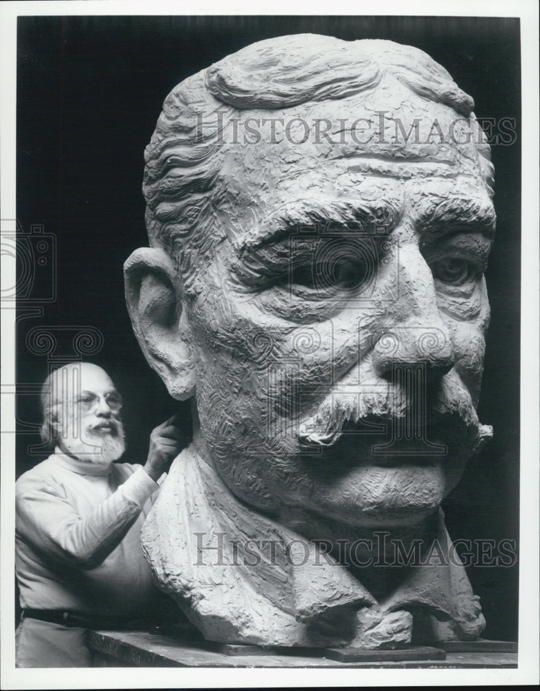 1973 Press Photo Milton Howe Artist Sculpture - Historic Images