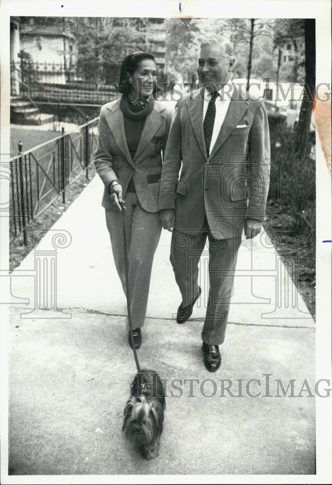 1977 Press Photo Marion and Robert Howington Take a Walk - Historic Images