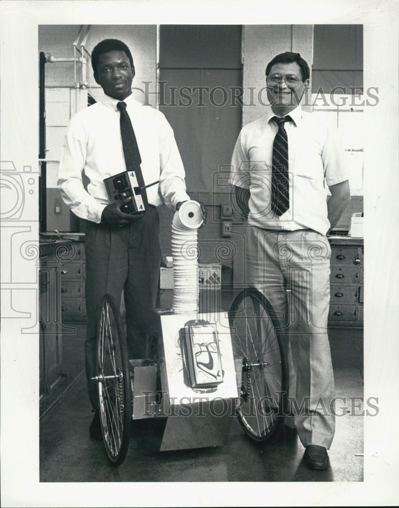 1986 Press Photo John Howard and Frank Werner Pose With Invention, SUR - Historic Images