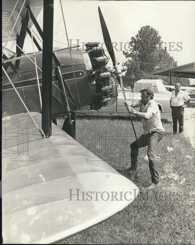 1979 Press Photo Hugh Horton Starts Biplane the Old Way - Historic Images