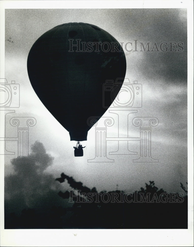 1987 Press Photo Hot Air Balloon Roger Bansemer Pilot Virginia Avenue Clearwater - Historic Images