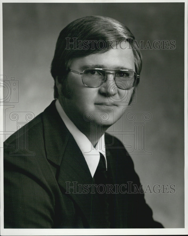 1974 Building Executive Gary Howe Portrait - Historic Images