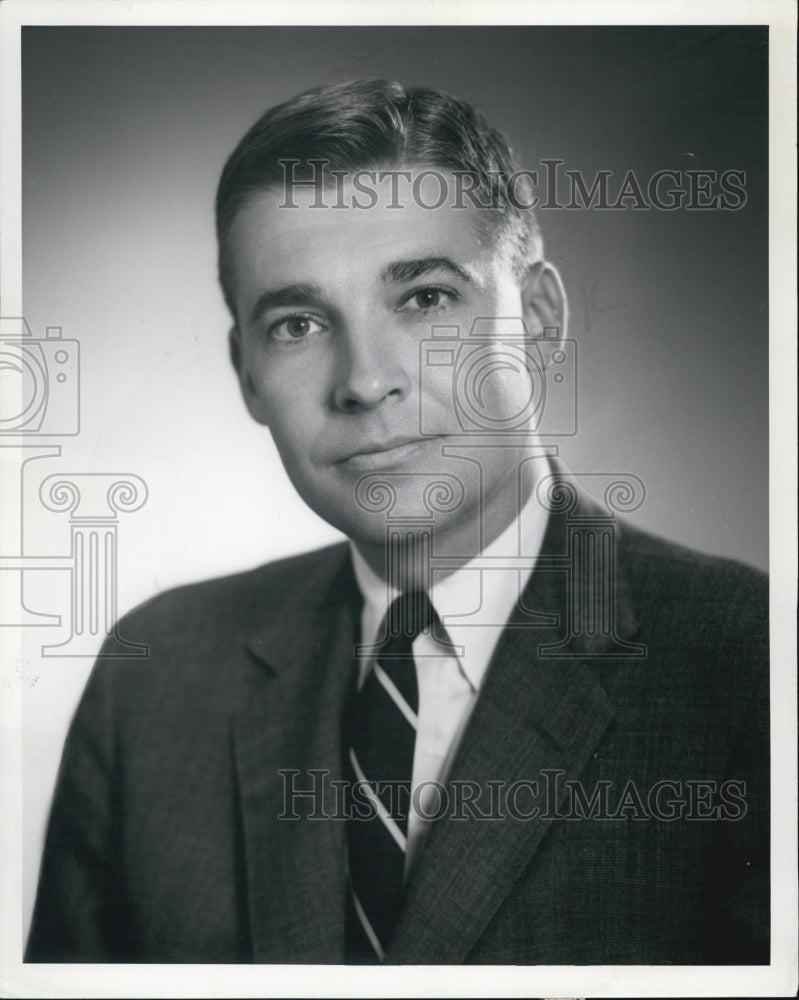 1975 Harris Trust Savings Bank Asst Vice President William Howell - Historic Images