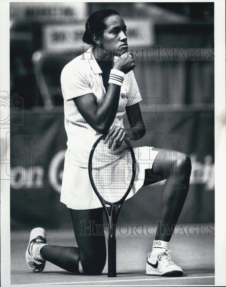 1982 Press Photo Lisa Allen Defending Avon Tennis Champ - Historic Images