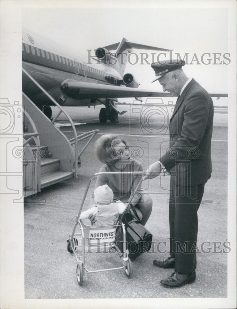 1970 Press Photo Mrs. Tracy/Christopher Davis/Northwest Orient Airlines/Tampa - Historic Images