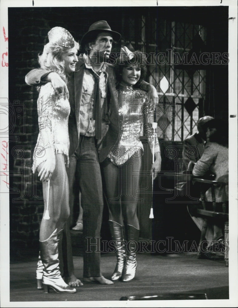 1984 Press Photo Ted Danson, April Clawson, and Anita Elevi in &quot;Cheers.&quot; - Historic Images