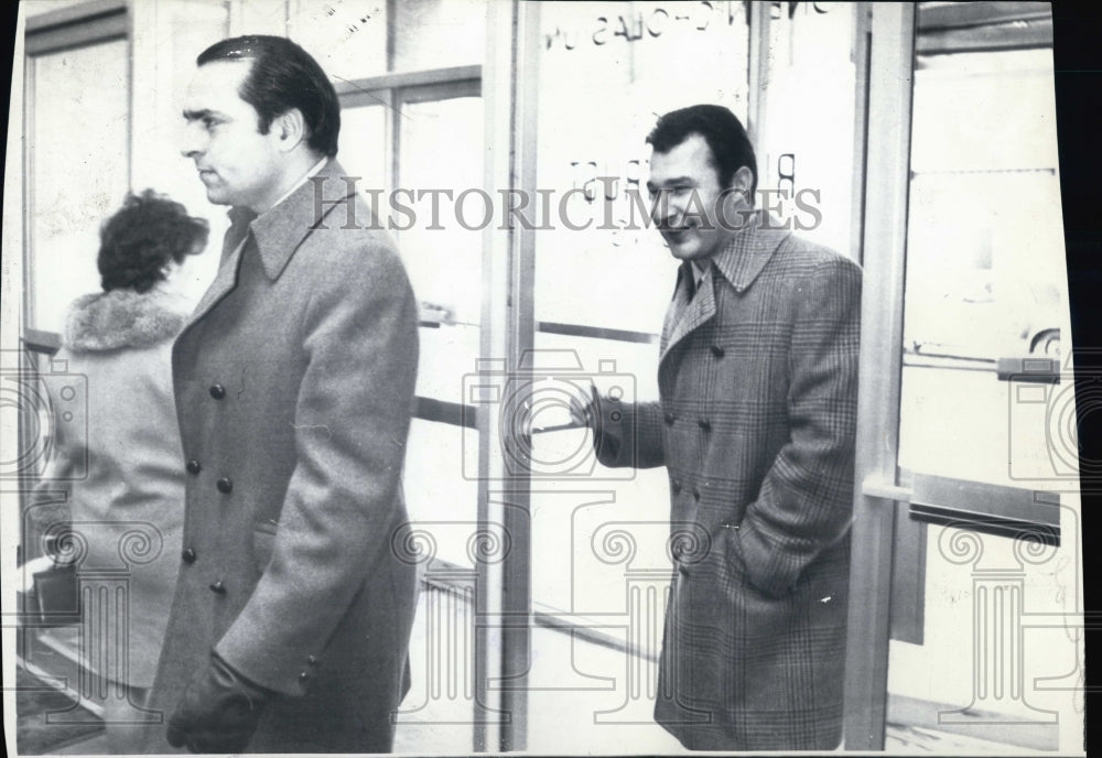 1970 Press Photo Teddy Green Bruins Defenseman arrives trial Nuero surgeon Miche - Historic Images