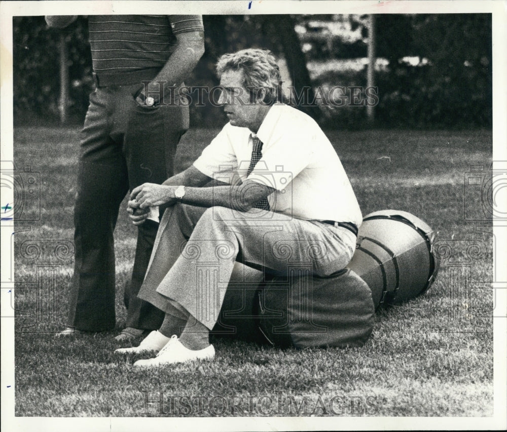 1977 Golfer Jim Finks Sitting Watching Action - Historic Images