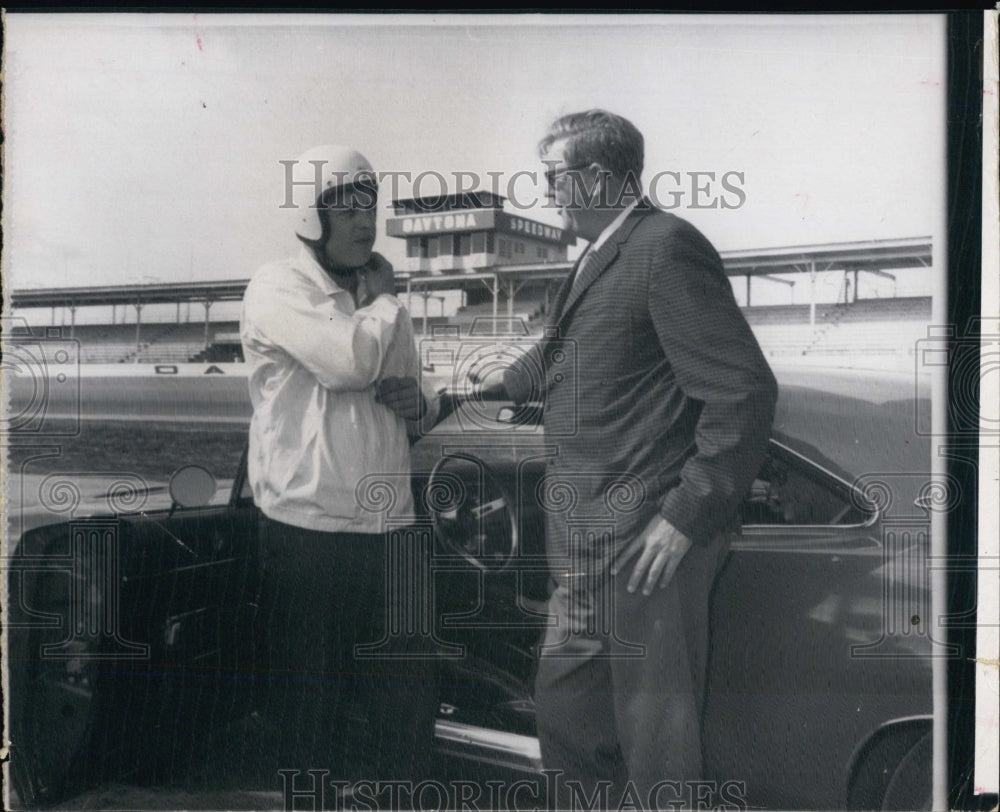 Press Photo Race Car Driver Mickey Lolich Outside Car - Historic Images