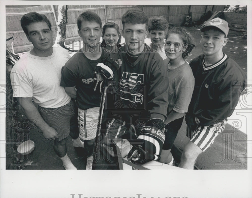 1992 Press Photo USA Olympic Hockey Player Chris O&#39;Sullivan With Siblings - Historic Images