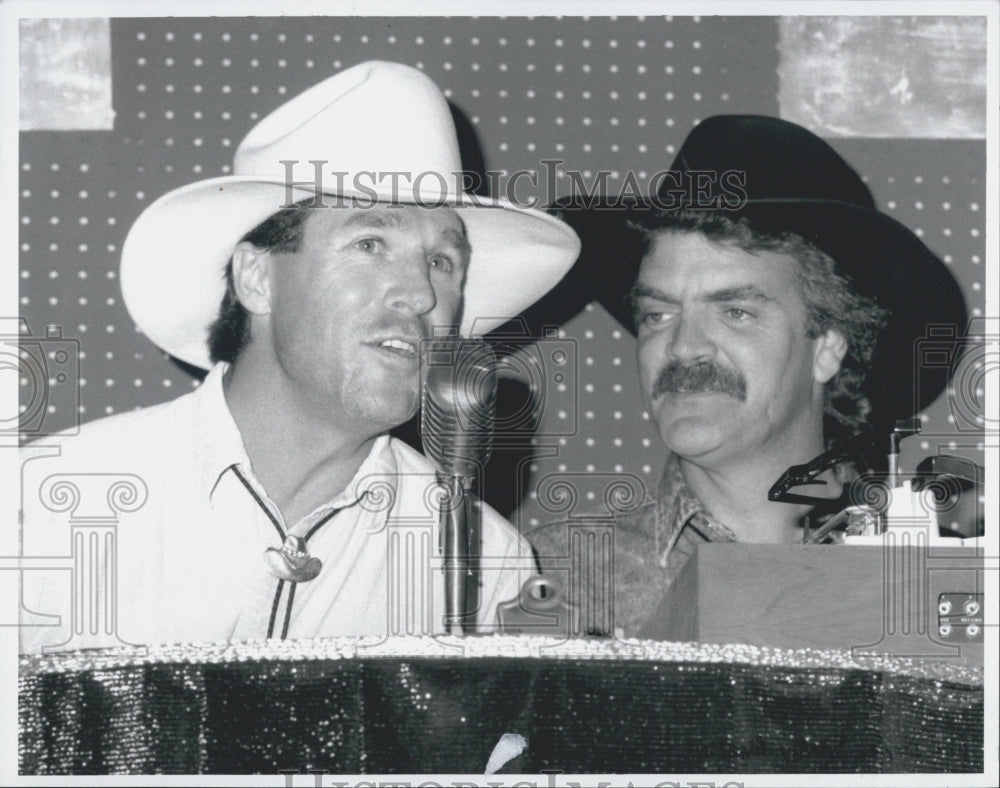 Press Photo Dave Poulin Boston Bruin Sings - Historic Images