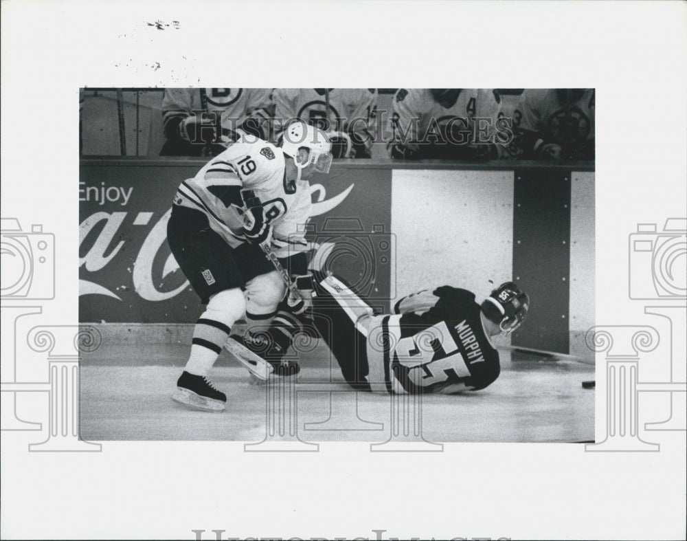 1991 Press Photo Dave Paulin Trips Larry Murphy B&#39;s Penguins Hockey Game - Historic Images