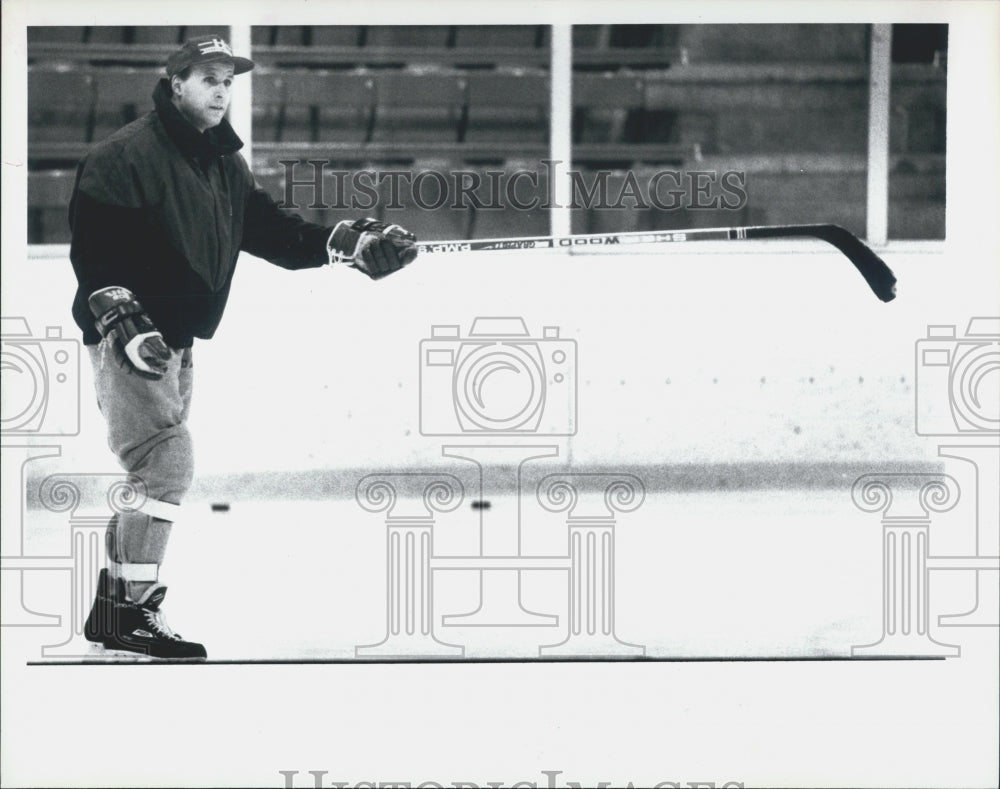 1994 Press Photo Coach Ronn Tomassoni/Harvard Hockey Practice - Historic Images