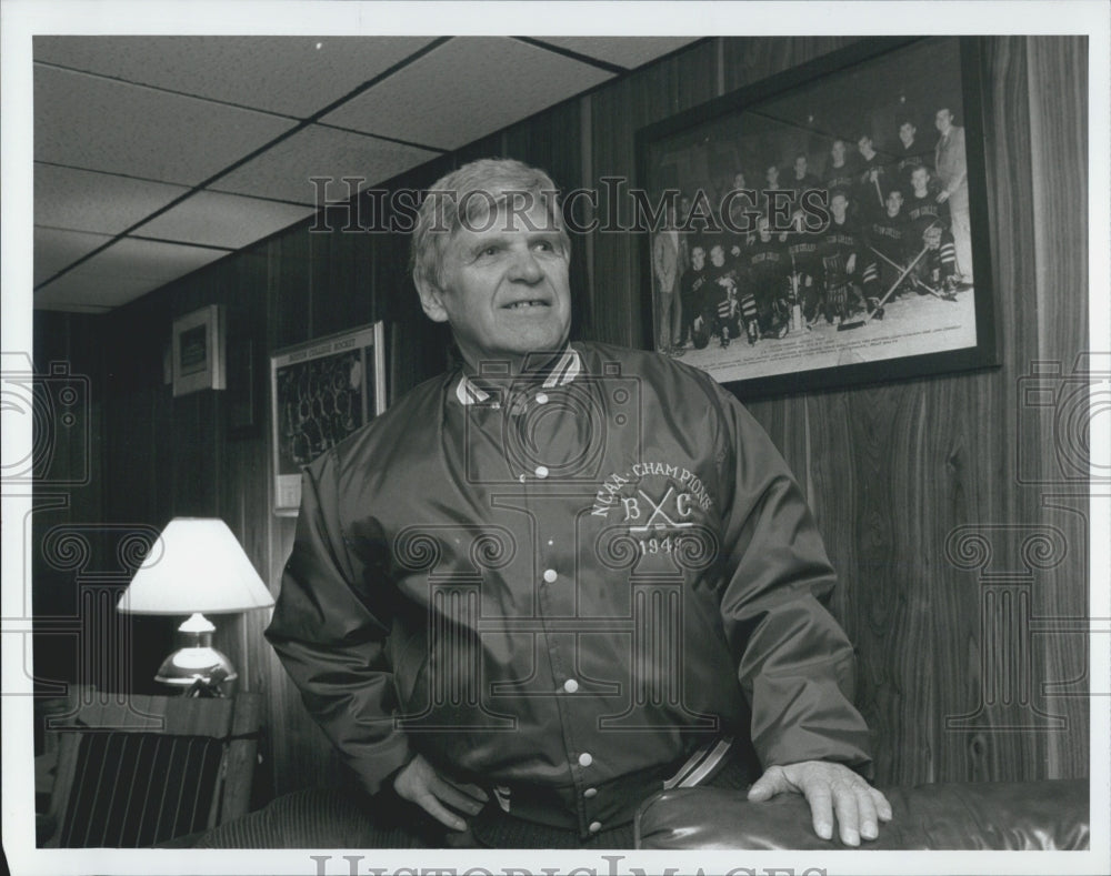 1998 Press Photo Former Hockey coach Len Ceglarski at home in Duxbury - Historic Images