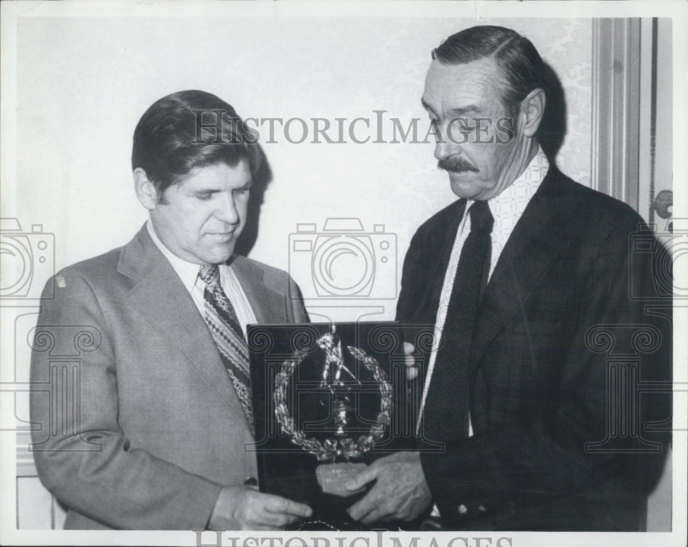 1973 Boston College coach Len Ceglarski with award - Historic Images