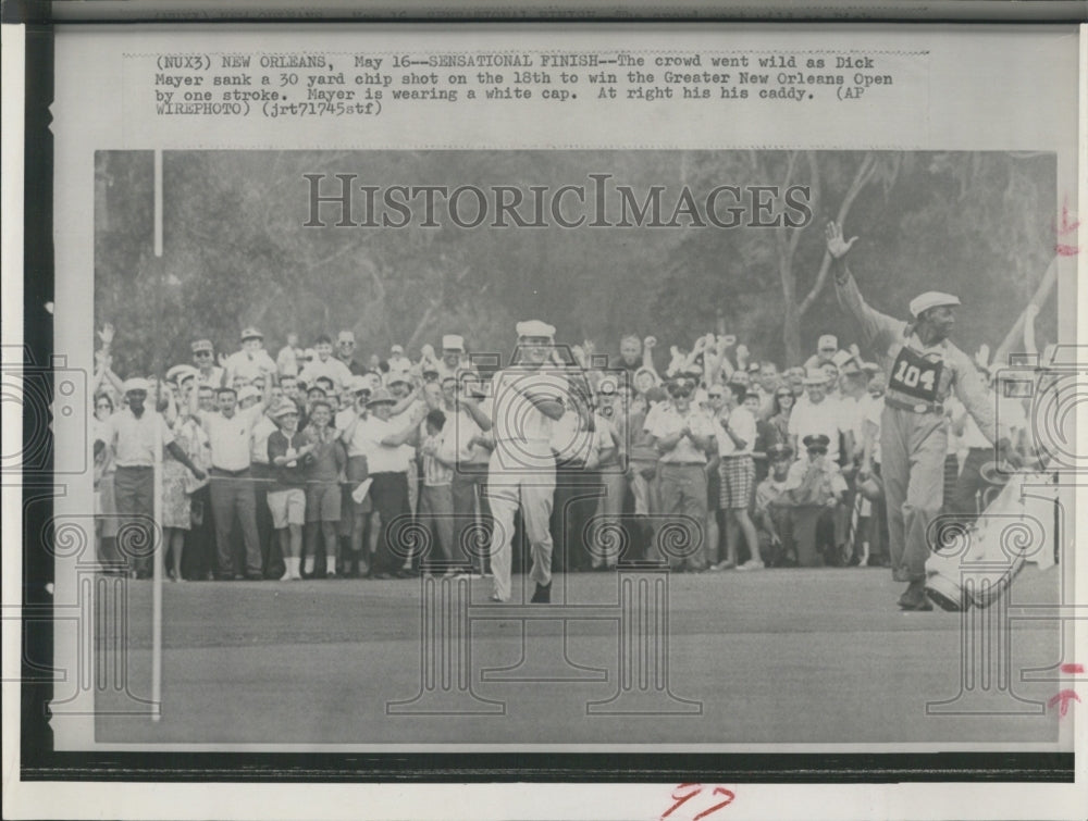 1997 Press Photo Dick Mayer sank a 30 yard chip shot on the 18th - Historic Images