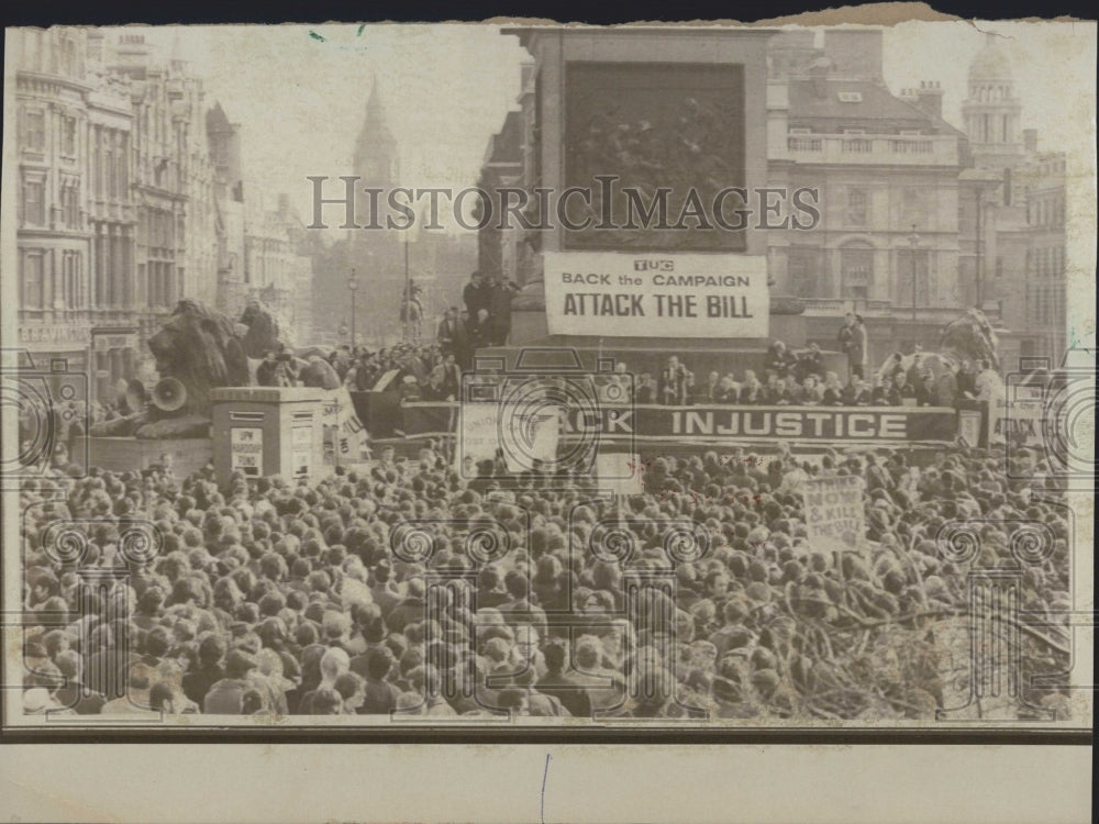 1971 Press Photo Trafalgar Square Trades Unionists Demonstration Attack The Bill - Historic Images