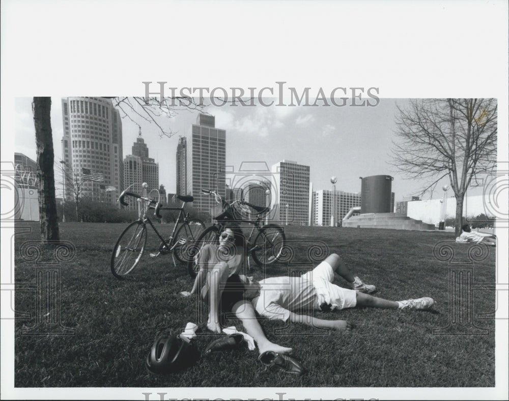 1990 Press Photo Students Couple Sunning Hart Plaza Riverfront Lawn - Historic Images