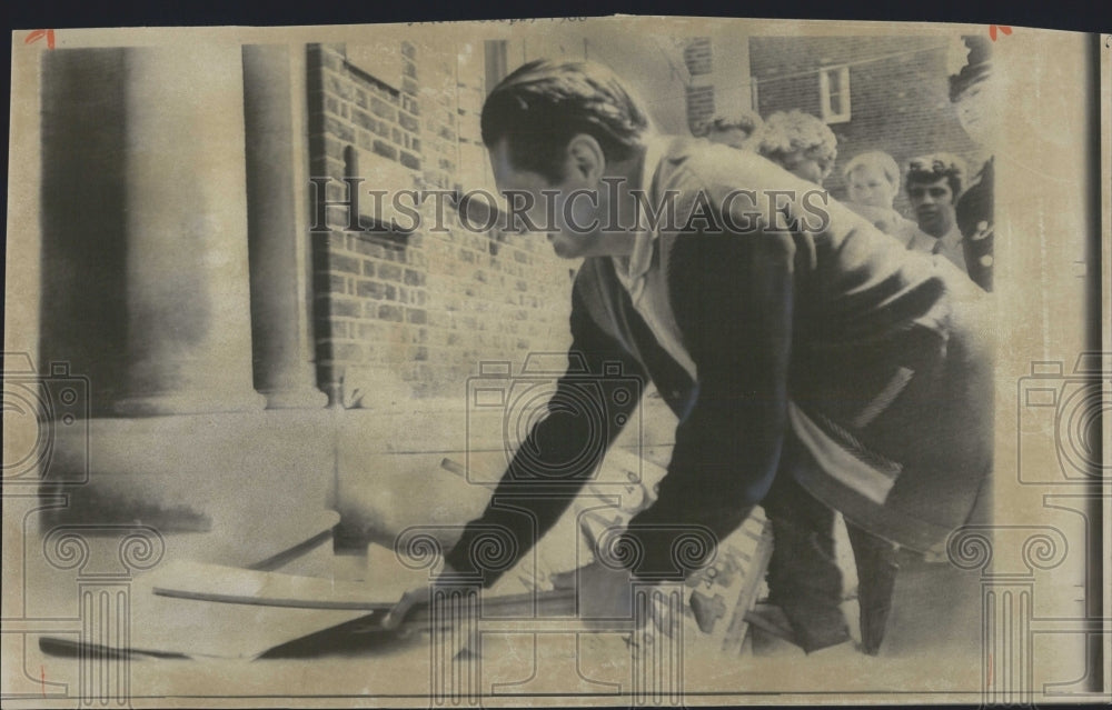 1966 British Seaman Smashing Banner Angry Over Strike Settlement - Historic Images